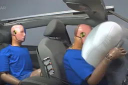 Il passeggero posteriore è senza cintura: l’impatto è tremendo [VIDEO]