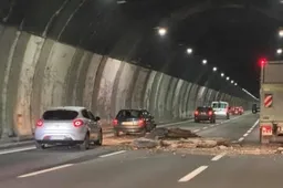 Crolla soffitto della galleria sulla A26: nessun ferito, autostrada chiusa