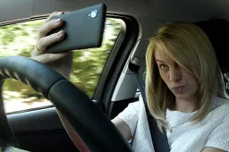 Smartphone al volante: tutta la verità sulle nuove norme