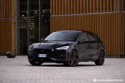 Cupra Leon VZ Carbon: prova su strada, interni, motore 300 CV, prezzi