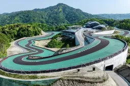 Questo miliardario ha costruito la sua pista da 200 milioni: è uno spettacolo