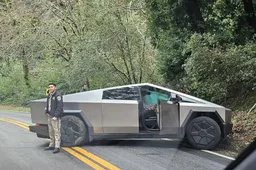 Tesla Cybertruck: il primo incidente è già virale in rete [VIDEO]