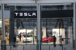 Tesla apre il suo nuovo store nel cuore finanziario di Milano