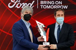 La Uiga consegna la coppa di Auto Europa 2021 alla Ford Puma