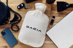 Dacia punge BMW: per riscaldare i sedili, regala borse dell'acqua calda