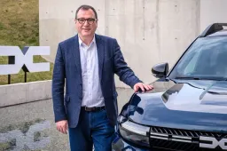 Il CEO di Dacia: “I clienti non vogliono spendere cifre folli per un’auto”