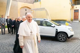 Una Dacia Duster per Papa Francesco: la consegna in Vaticano
