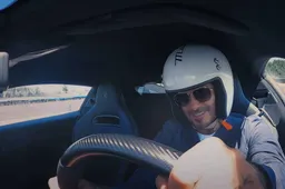 David Beckham in pista con la Maserati MC20: eccolo al volante del V6 Nettuno [VIDEO]