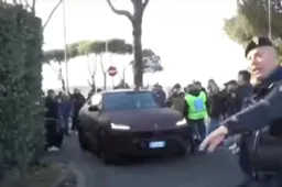 De Rossi arriva a Trigoria con la sua Urus, livrea inedita