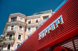 Ferrari inaugura a Roma il primo showroom al mondo con la nuova identità globale: così cambia l’esperienza del Cavallino