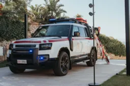 Una Land Rover Defender donata alla Croce Rossa per i 160 anni