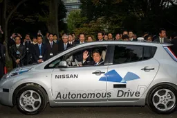 Nissan LEAF con guida autonoma col Primo Ministro Giapponese