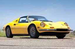 Compie mezzo secolo la Ferrari Dino 246 GTS, sì, quella con il 6 cilindri open air