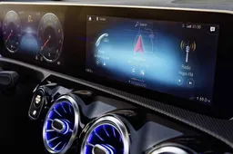 Basta display in auto, gli automobilisti si esprimono con un sondaggio