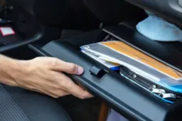 Cosa tenere e cosa no in auto: la guida completa