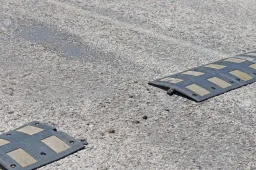 Dossi illegali: se l’auto si danneggia, puoi chiedere il risarcimento (anche in Italia)