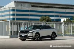 Prova DS N°8: con l'ammiraglia elettrica francese si va lontano, avvolti dal comfort