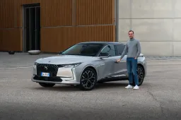 Prova DS 4 Hybrid 2025: può convivere con il Diesel? Il confronto, i prezzi e i consumi