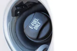 Le Case giapponesi puntano sui carburanti sintetici, ma c'è un problema