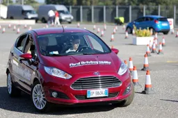 Ford organizza corsi di guida gratuiti per studenti universitari