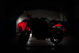 Rossa e S-portiva: Ducati Monster 1100 EVO e Audi S5 Sportback a confronto