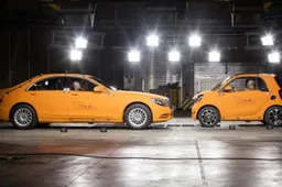 Crash Test: nuova smart fortwo contro Classe S: quando Davide e Golia si scontrano
