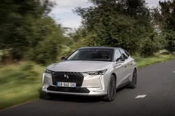 DS 4 2022: prova in anteprima, interni, motori e prezzi
