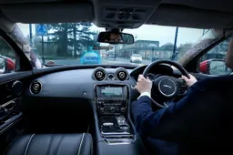 Tecnica: Jaguar Land Rover, i "montanti trasparenti " e "follow me"