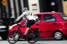 "Rottama l'auto per una eBike e ti diamo 4.000 euro": la Francia e il piano anti-auto