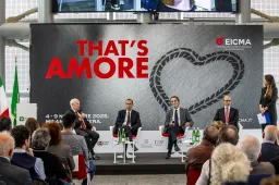 EICMA 2025: l’82ª edizione celebra la passione per le due ruote con spettacolo, innovazione e leggende del motorsport