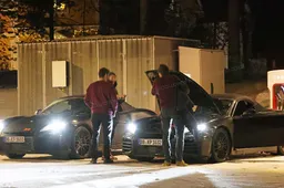 La Porsche Boxster elettrica fotografata in ricarica Tesla