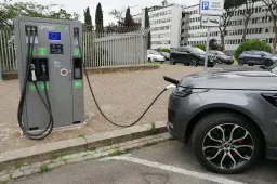 Auto elettriche: prezzi più bassi con il leasing sociale, l'Italia imita la Francia