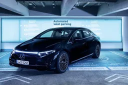 L'auto che parcheggia da sola esiste: il video dimostrativo della Mercedes EQS