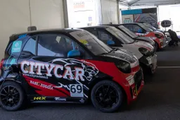 Elettriche, ricariche e motorsport: eSolutions è il partner della smart e-cup