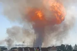 Esplosione al distributore a Roma: 21 feriti, tra cui 9 agenti. Indagini in corso, paura tra i residenti