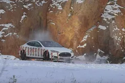 [VIDEO] Stufo della sua Tesla Model S, la fa espodere con 30 kg di dinamite