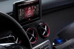 Dalla primavera Mercedes-Benz porterà Siri sulle sue auto