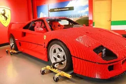 Questa Ferrari F40 è fatta in Lego ed è la nuova attrazione di Legoland