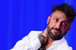 Fabrizio Corona, che botta: incidente sulla A1 con la sua nuova Porsche