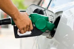 Sperpera l’eredità  andando a fare il pieno servito in autostrada