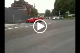 Perde il controllo e si schianta con una Ferrari 348 Spider [VIDEO]