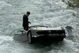 Finisce nel fiume con una Ferrari 488 Pista: ore per recuperarla