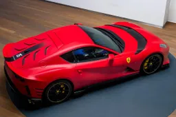 La nuova one-off Ferrari è una 812 Competizione rosso opaco su misura