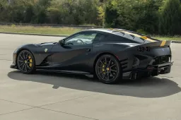 Questa Ferrari 812 Competizione è all'asta: ha percorso solo 570 chilometri