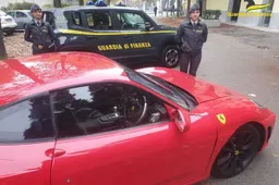 Guida una Ferrari contraffatta, nei guai un giovane astigiano [VIDEO]