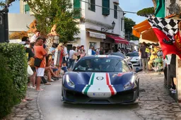Ferrari Cavalcade a Capri: sfilano le più belle rosse e una F50 ci rimette il muso [VIDEO]