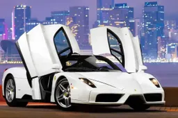 Questo raro esemplare di Ferrari Enzo di colore bianco è in vendita