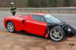 Una Ferrari Enzo distrutta in Autobahn: la riparazione costerà cara