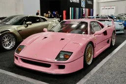 Al SEMA Show di Las Vegas spunta una F40 rosa, la prima al mondo