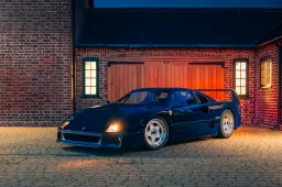 Questa splendida Ferrari F40 blu è di nuovo in vendita, ma qualcosa è cambiato